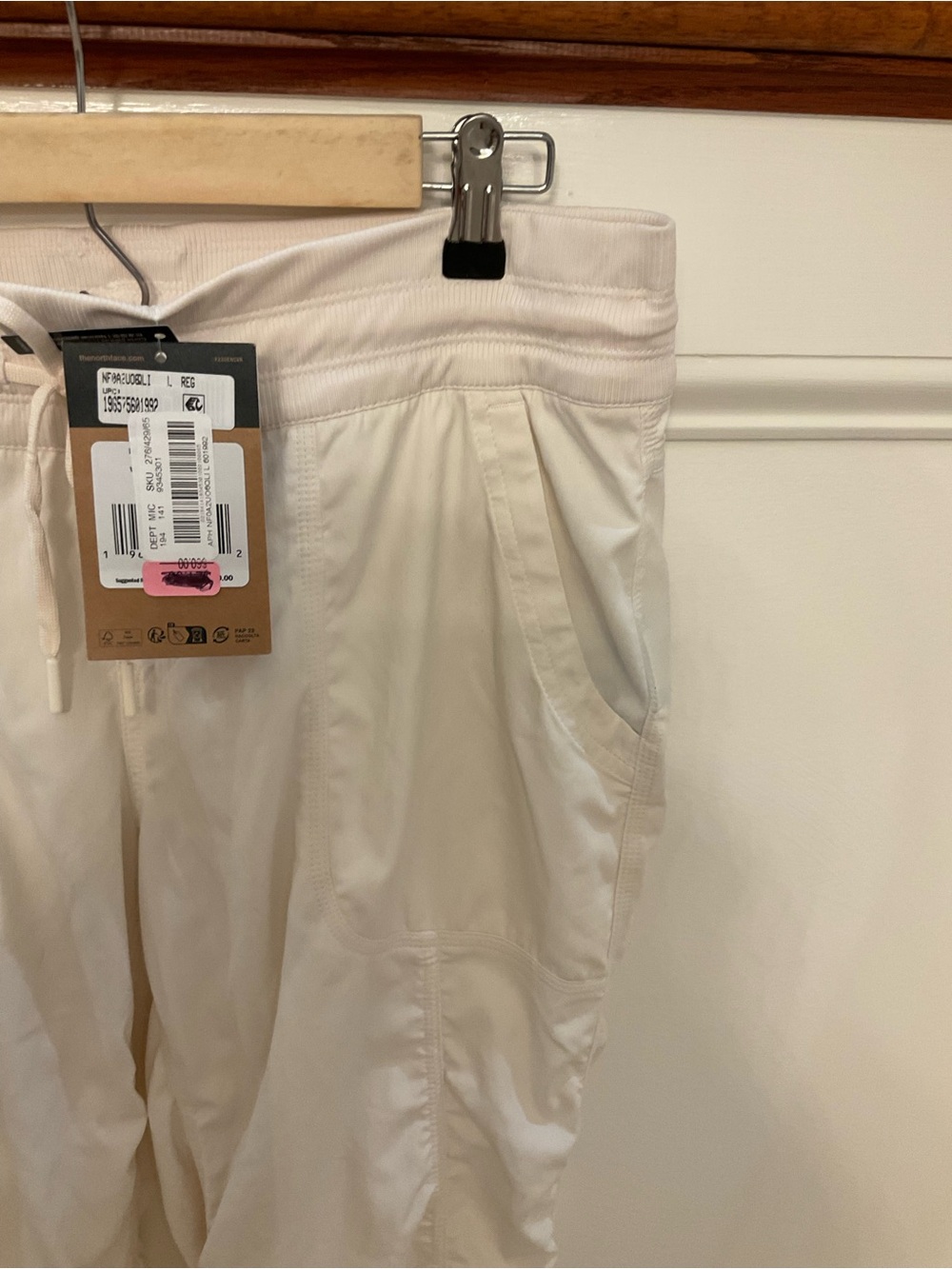 The North Face
Aphrodite 2.0 Water Resistant Drawstring Capri Pants - Picture 4 of 13